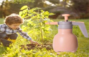 China Hand Pressure PE Plastic Watering Can 500ML Modern Style wholesale