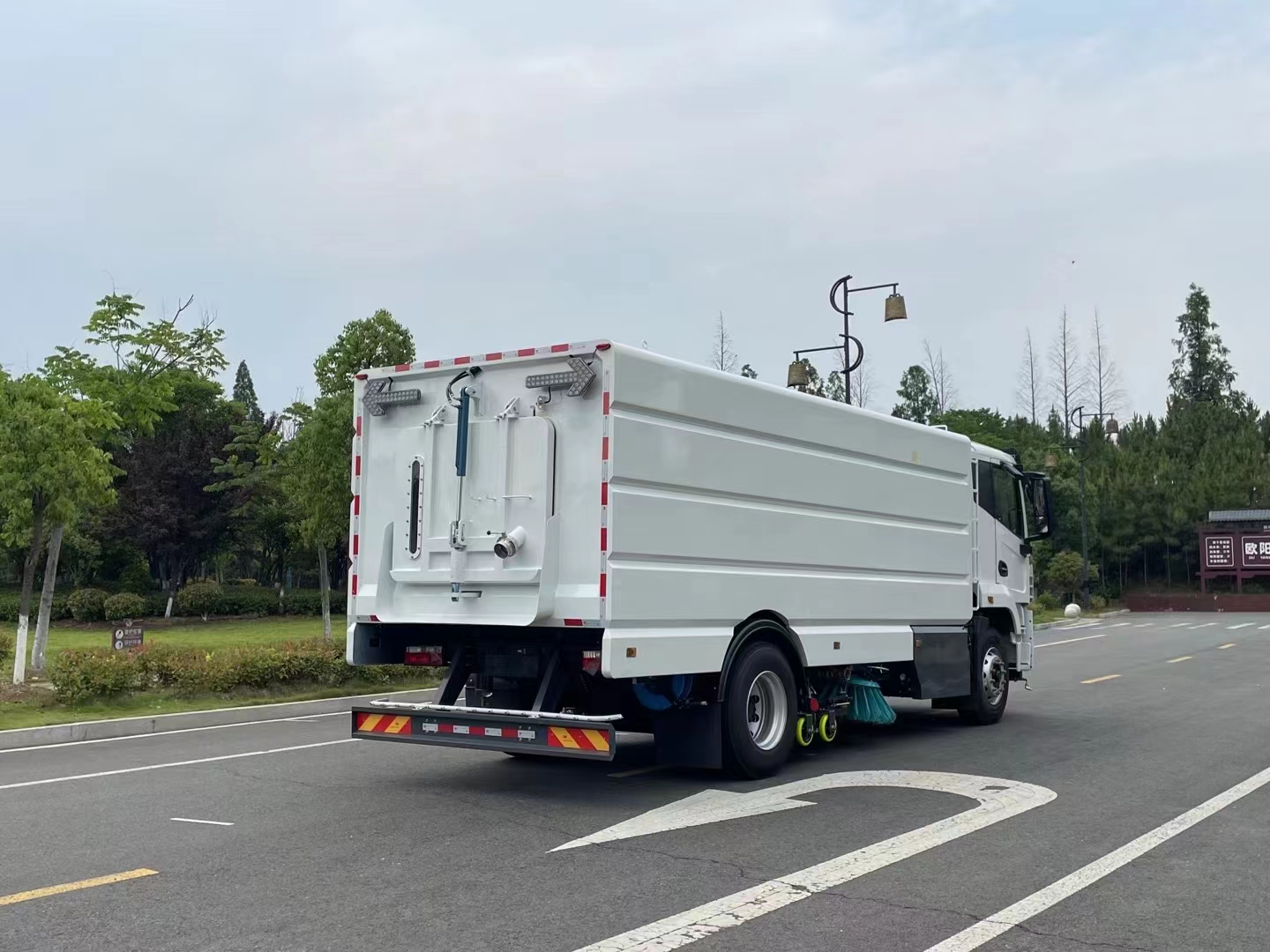 High Quality Road Maintenance and Cleaning Wet Multifunctional Dust Collection and Cleaning Vehicle
