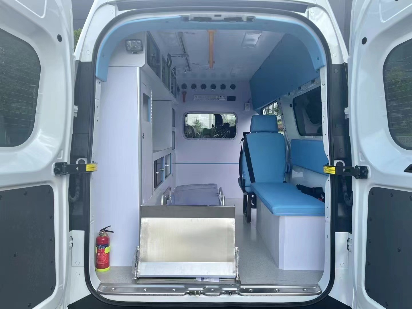 103KW 4*2 Transshipment Ambulance 6 Speed Automatic For Emergency Response Vehicles