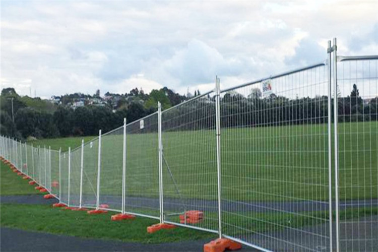 Welded Metal Hoarding Fencing Powder Coated With Metal Plastic Feet Concrete