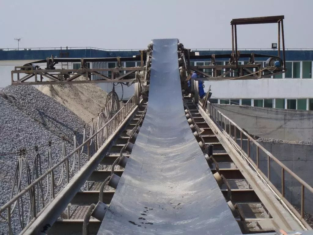19. Flexible And Impact-Resistant Wire Rope Conveyor Belt For Heavy Duty Material Transportation