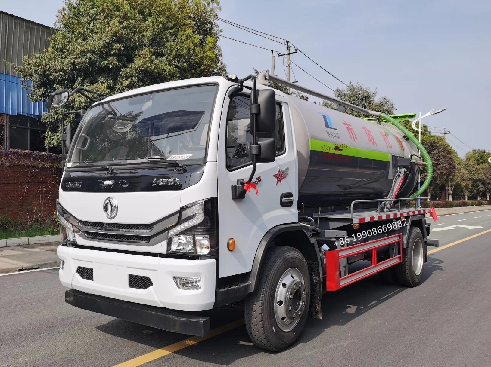 Dongfeng 4x2 Driver 8000L Sewage Suction Truck with Vacuum Pump for Sucking Waste Water Vacuum Sewer Tanker Suction Truck