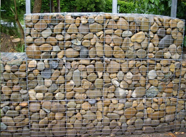 Welded gabion basket for retaining wall