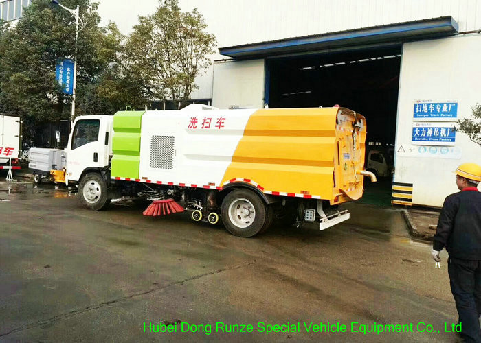 ISUZU EFL 700 Street Washing And Sweeper Truck With Brushes High Pressure Water