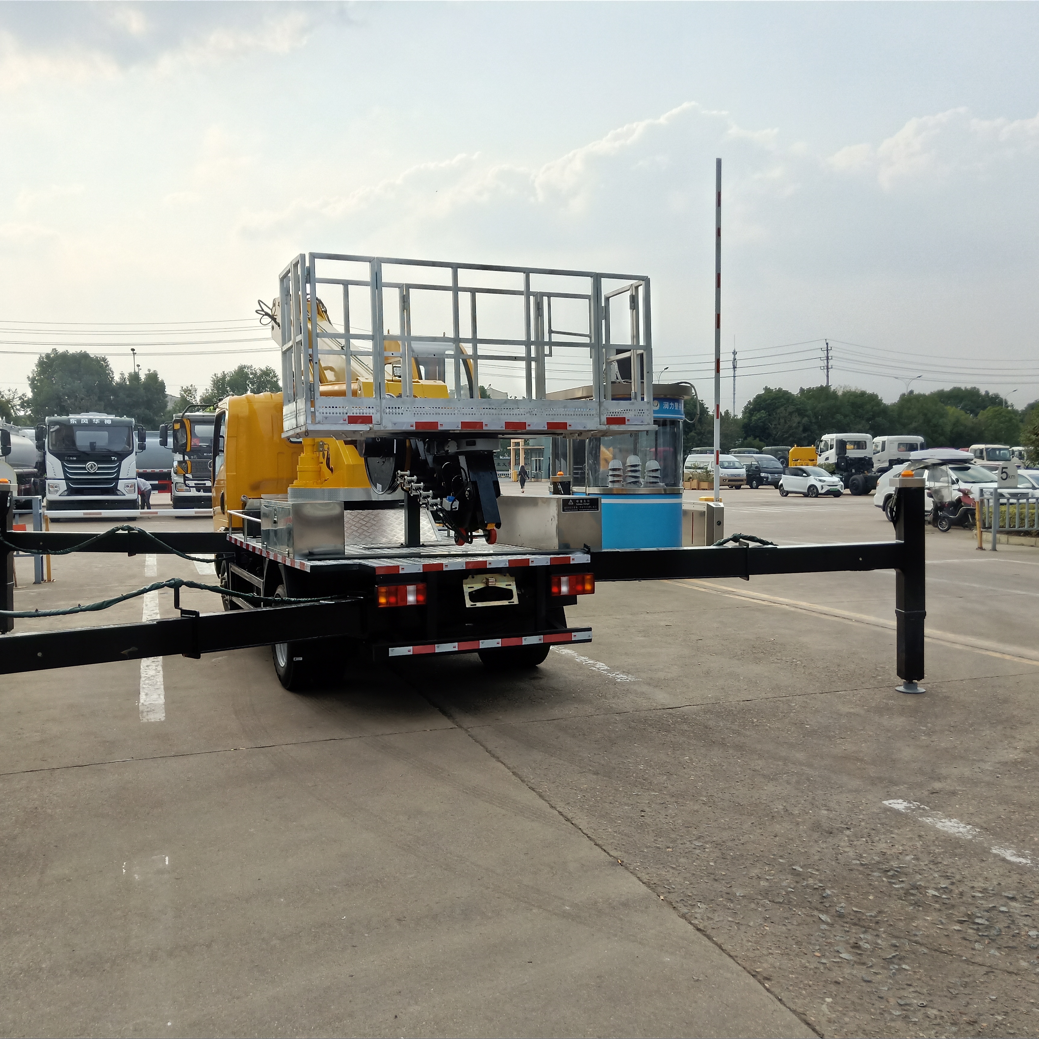 Sinotruck Howo 28m Aerial Work Truck 6800*2240*3640 Holding 3 Men High Altitude Operation Truck