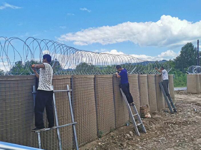 How are explosion-proof cages able to withstand significant impact forces? CS Zinc-plated military explosion-proof cage wall, buckle-type sandbag net explosion-proof barrier explosion-proof isola
