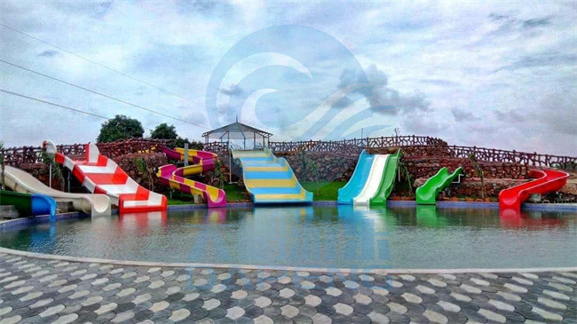 OEM 4000 Sqm Lazy River Water Park Customized With Swimming Pool Slides