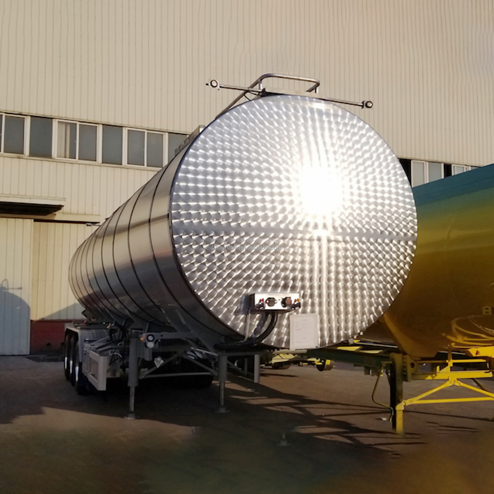 43500L 3 Axles Carbon Steel Insulated Tanker Trailers For Palm Oil Crude Oil Bitumen