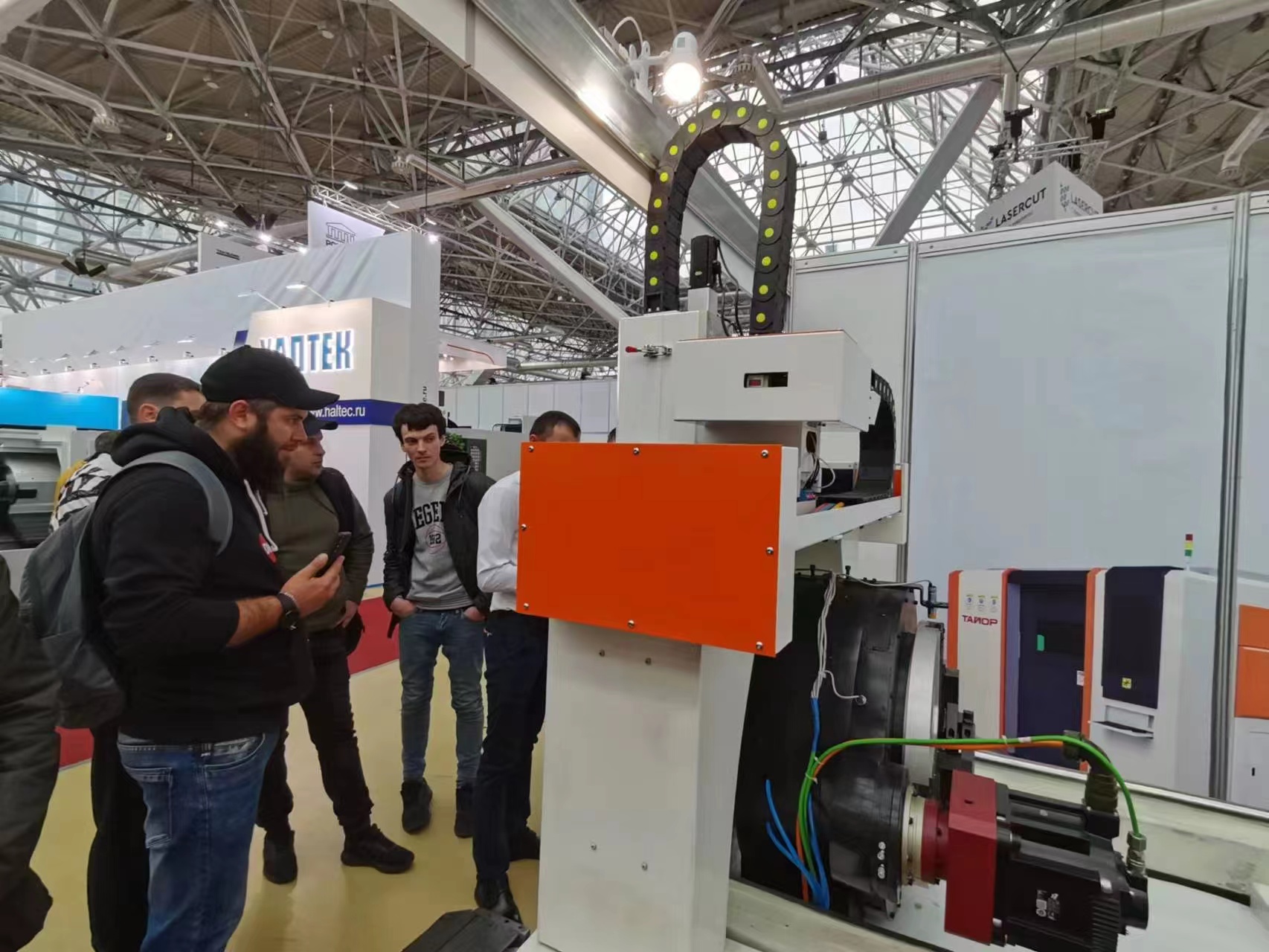 7500 KG Weight CNC Tube Laser Cutting Machine With Continuous Wave Mode
