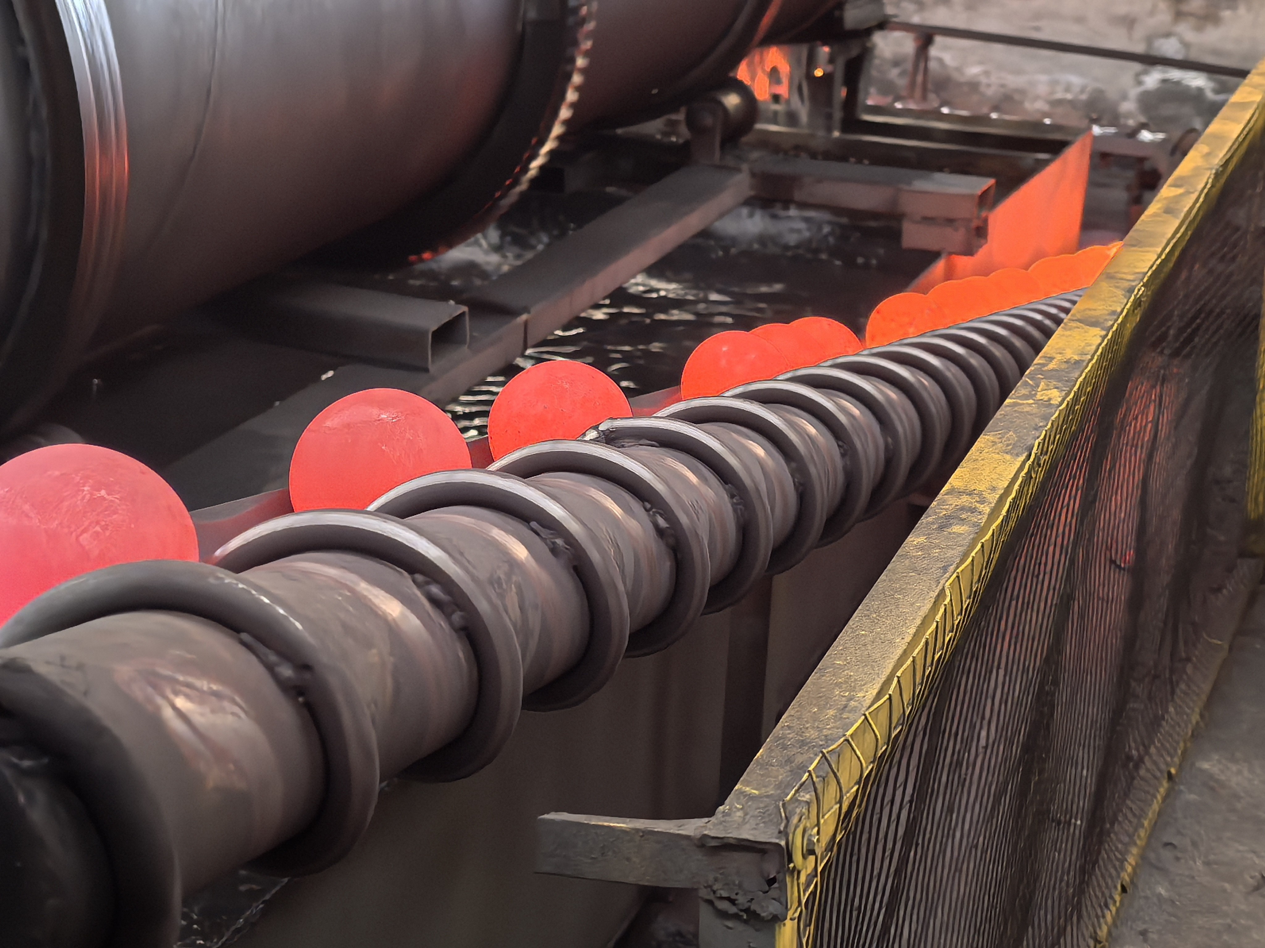 Forged Grinding Metal Carbon Media Steel Ball For Uranium Mine Ore 17 40 20 150 60 100 50 80 Mm Impact Toughness 12 Joules
