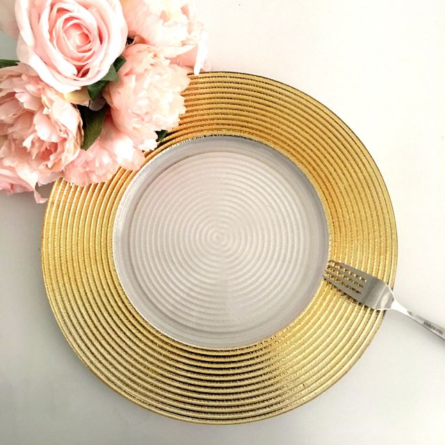 Hot selling High Quality White Embossed Elegant Decoration Glass Charger Plate