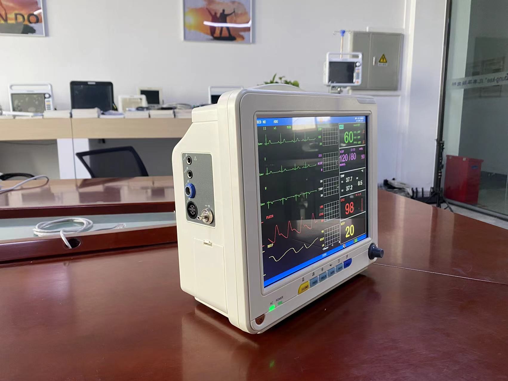 Portable Medical Monitoring Devices With 12.1 Inch TFT LCD Screen Vital Signs Monitors