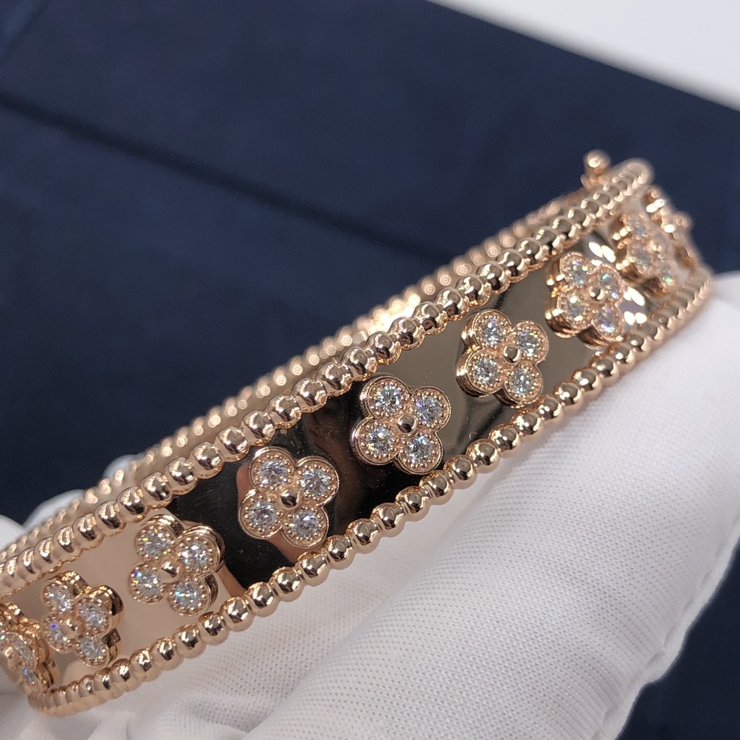 Customization Gorgeous 18k Gold Van Cleef & Arpels PerléE Clovers Bracelet Small Model