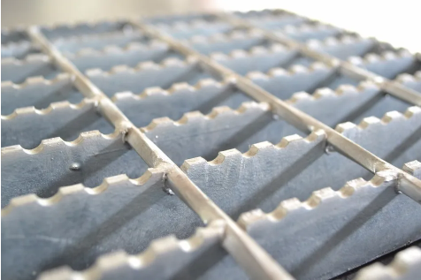 Hot Dipped Galvanized Steel Stair Treads with Serrated Edges for Outdoor Platforms and Customizable Sizes