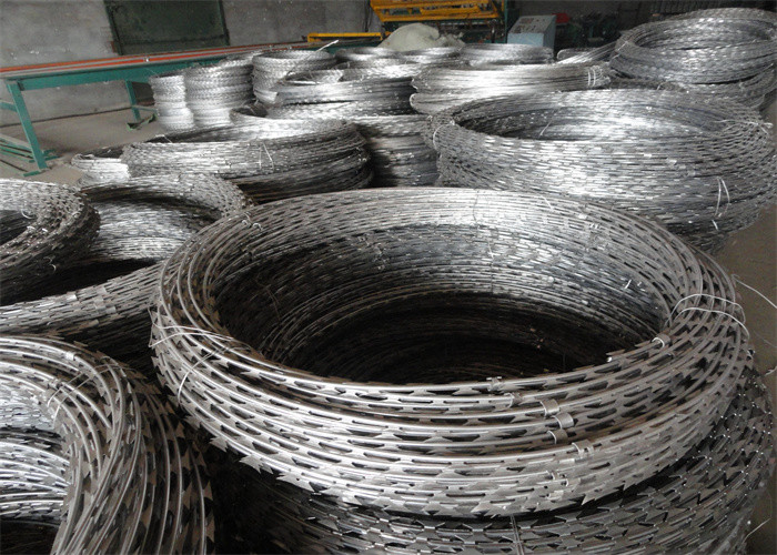 Hot Dipped Galvanized BTO22 450mmx10kg Per Roll With Clips Cross Razor Barbed Wire