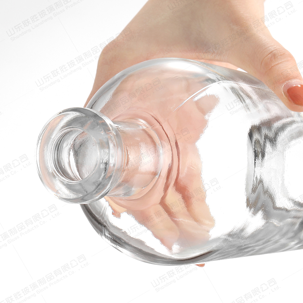Base Material Glass Glass Whiskey Vodka Bottles with Custom Size Accepted 500ml 750 Ml