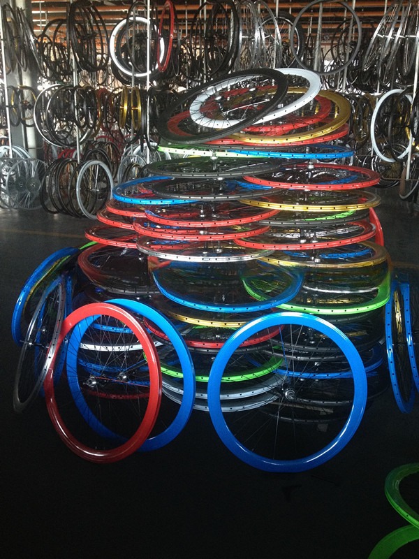 43mm Anodized Blue Flip Flop Fixed Gear Road Bike Wheel Set with Colorful Spokes