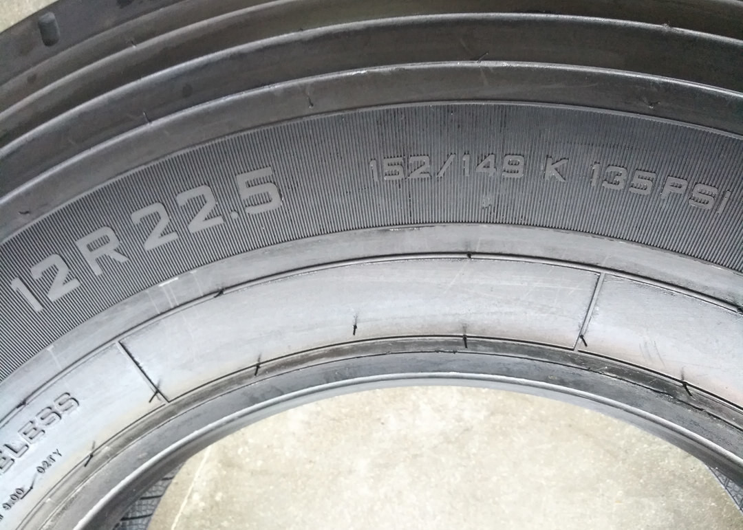 Exclusive Trailer Radial Truck Tires Black Color Reduces Irregular Worn 12R22.5