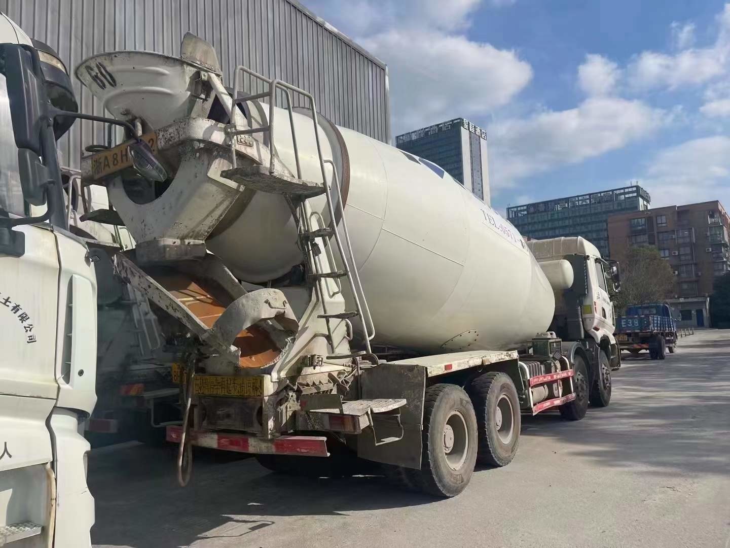 350 HP Used Concrete Mixer Truck With HINO P11C-WC Type Engine