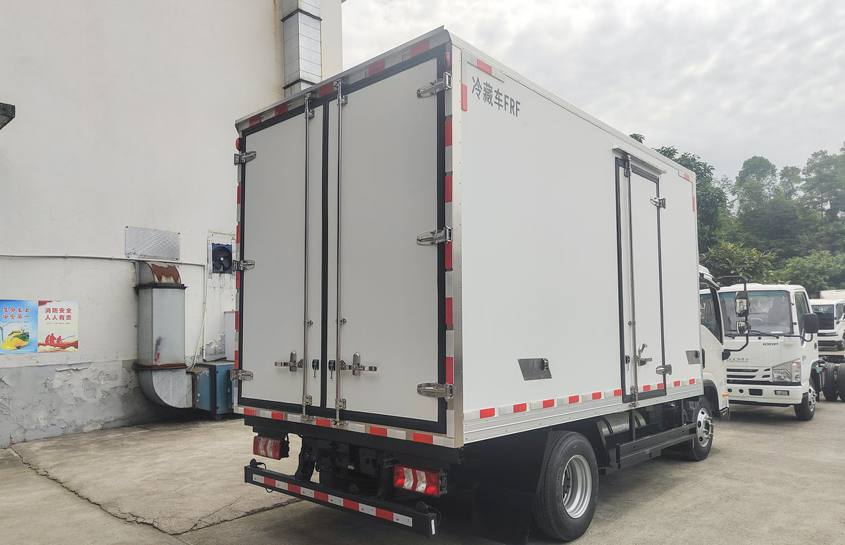 Jianghuai Weiling M6 3.0 L 129 Horsepower CNG 4X2 4.05 m Refrigerated Truck