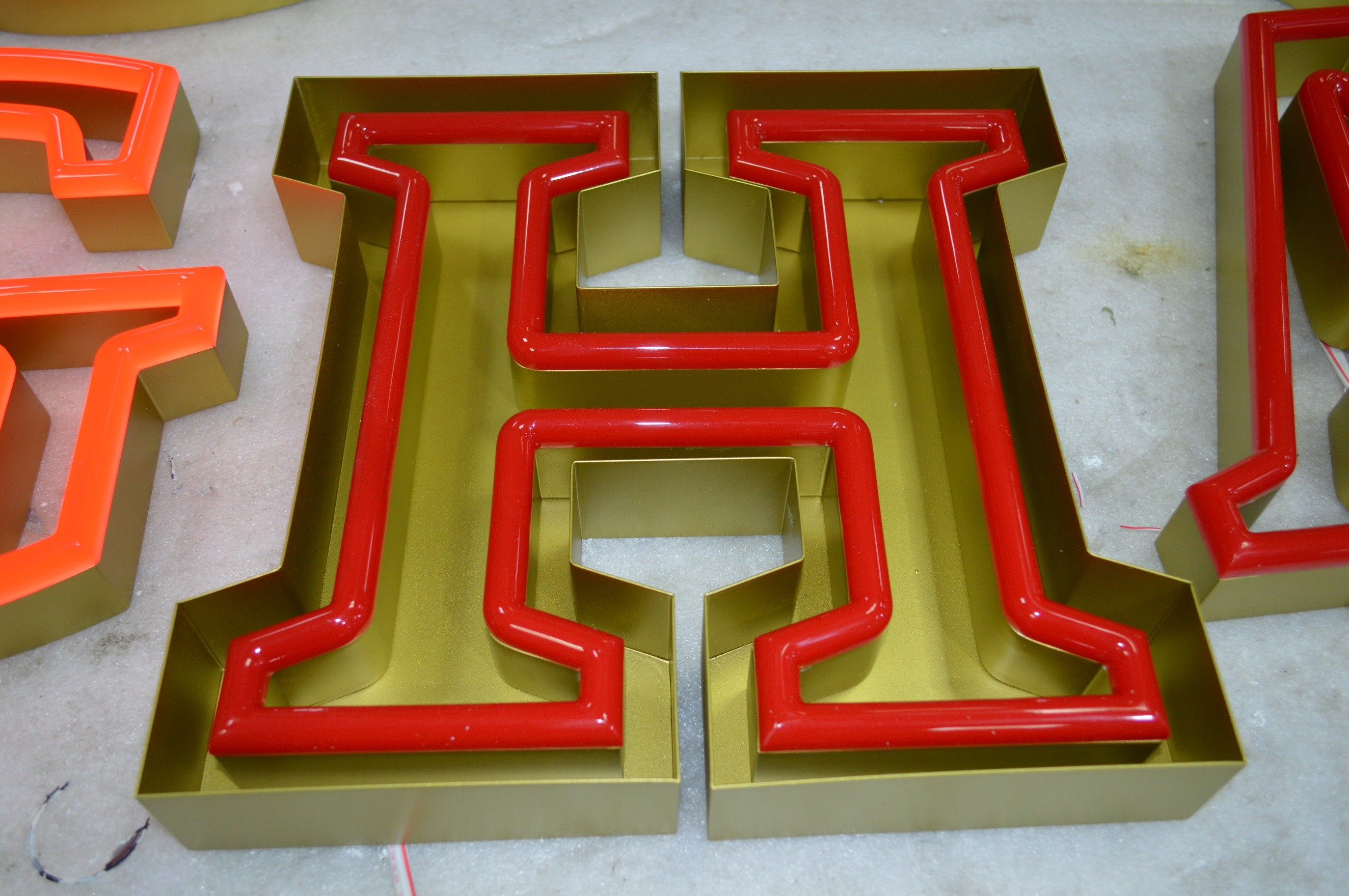 28.5mm Custom Logo LED Neon Sign Free Standing CCC RoHs Certificated