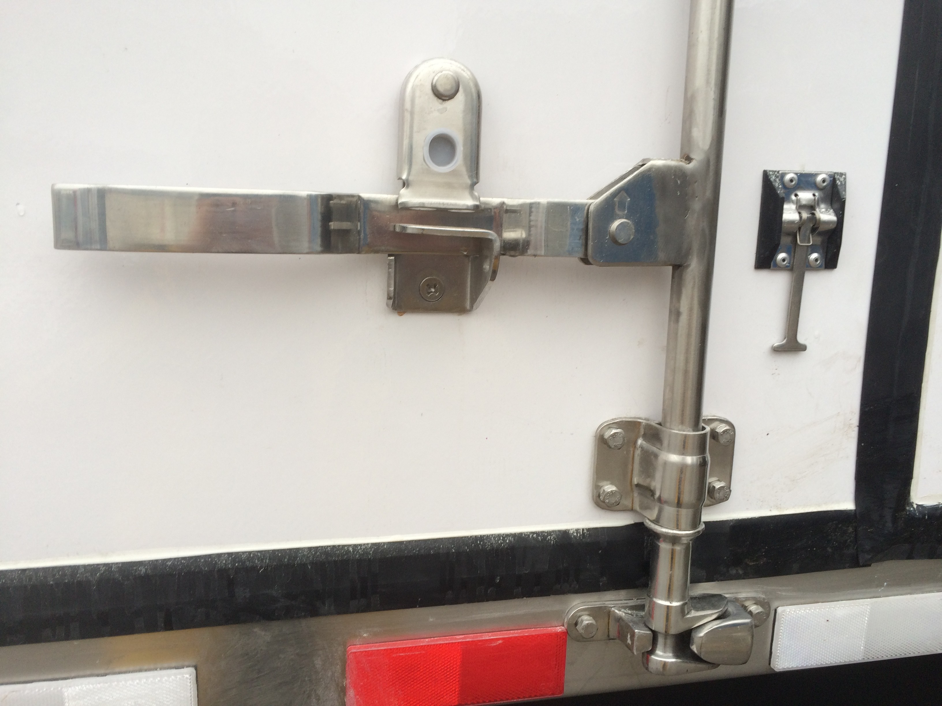 Meat Transport Refrigerated box truck 6x4 266HP 25 T with FRP Sandwich Panels for Ice Box Truck