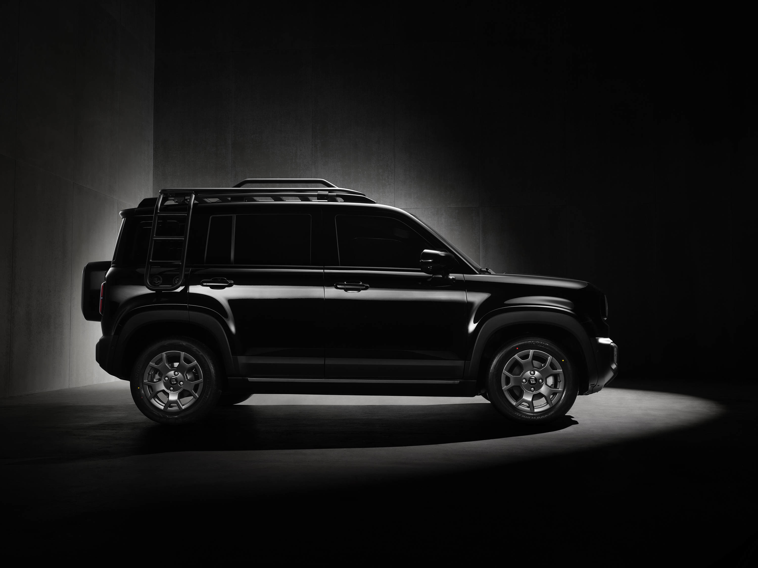 Baojun Yueye Plus is a Chinese electric vehicle with a distinctive boxy design, offering a CLTC range of 401 km. It comes in both 5-seater and 4
