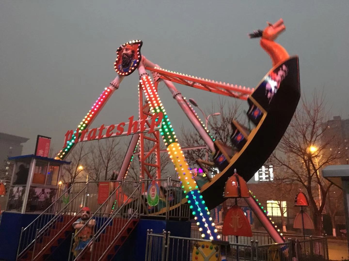 12 Seats Pirate Ship From Slowly Swing To Swing Sharply Since The Start