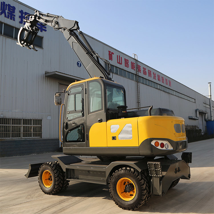 Bucket Large Red Digger Earth-Moving Machinery Large Compact Wheeled Excavator