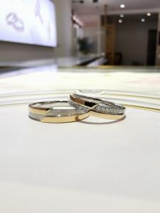 China Double Color Mosaic Geometric 9g 18k Gold Wedding Rings wholesale