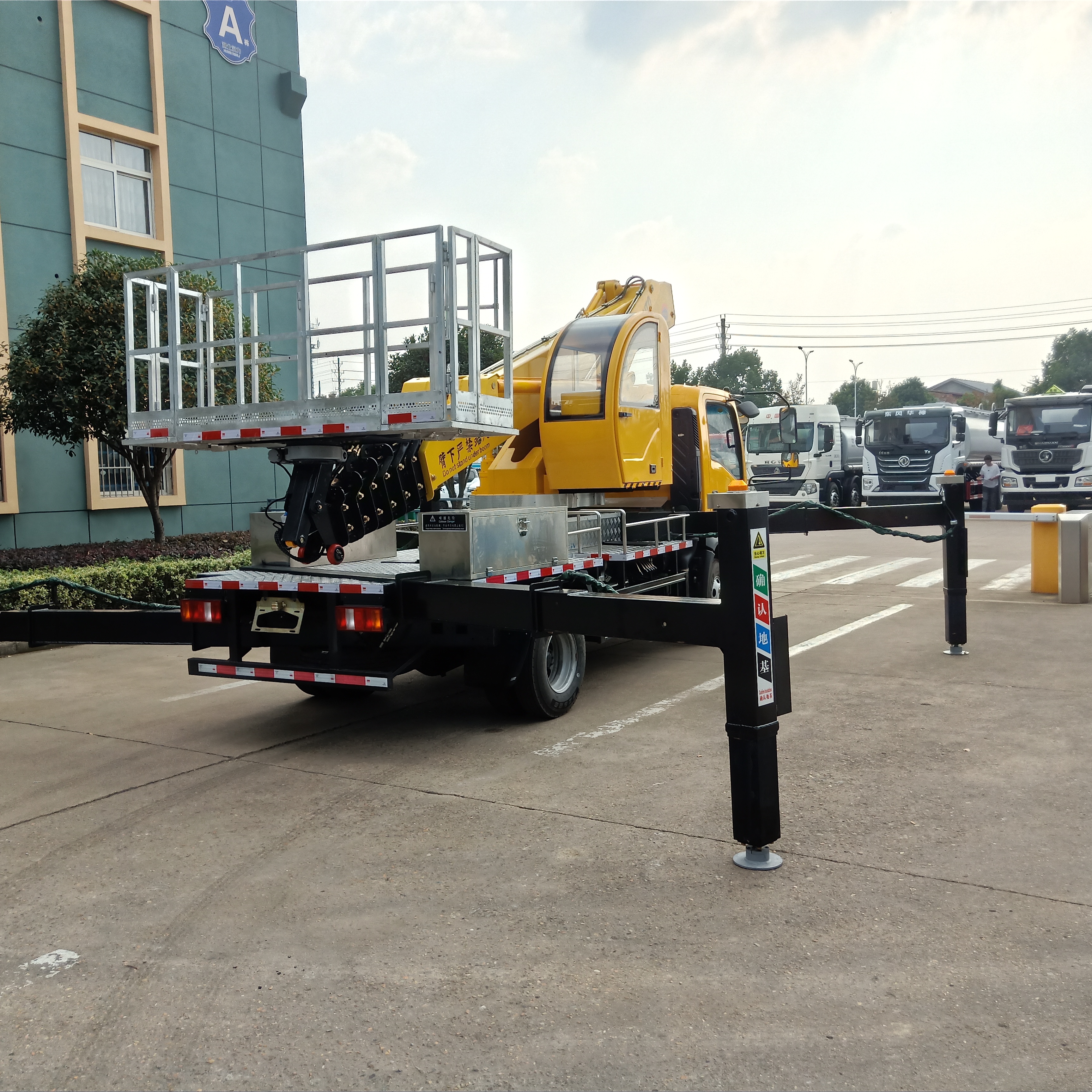 Sinotruck Howo 28m Aerial Work Truck 6800*2240*3640 Holding 3 Men High Altitude Operation Truck