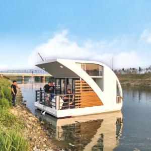 China 1 Bedroom House Boat Floating House Pontoons Equipped With TV wholesale