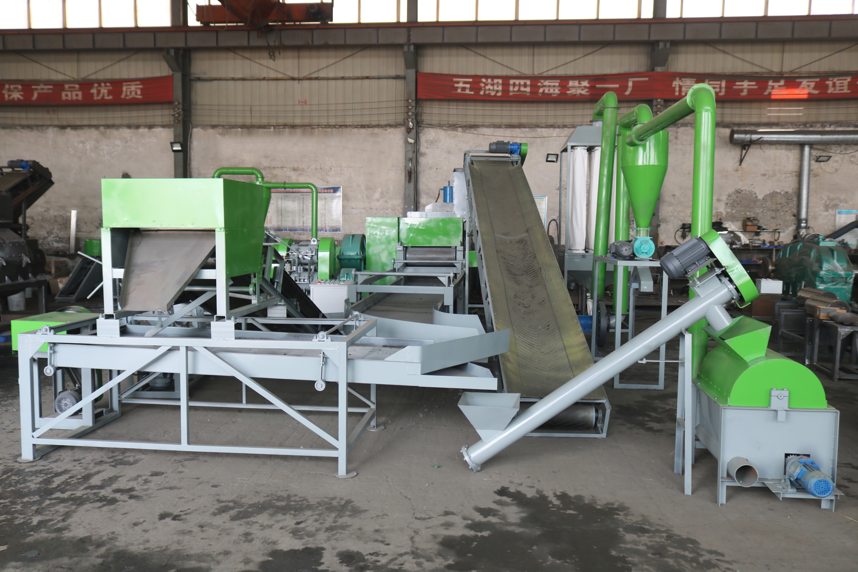 21000 KG Tyre Shredder Crushes Tyres into Rubber Pieces for Rubber Powder Production