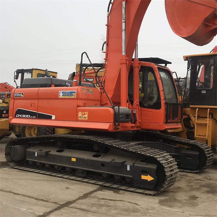 Korean Doosan DX300 Crawler Excavator with Original Hydraulic Valve in 151KW Power
