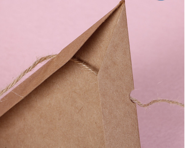 Paper triangle packaging box, creative personalized gift packaging tray, factory direct sales