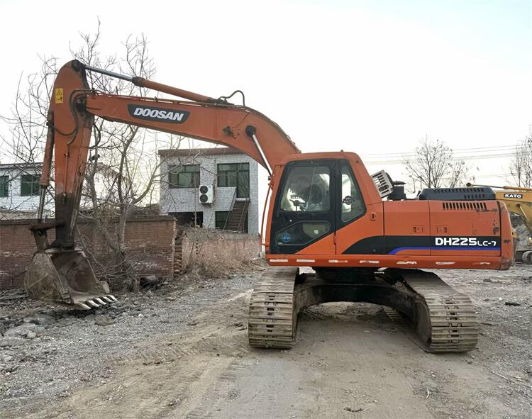 Original DOOSAN DH225 Crawler Excavator with 1m3 Bucket Capacity and 108KW Power