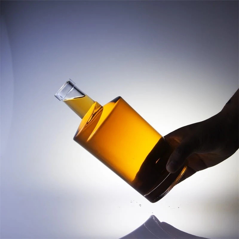 750ml Capacity Round Baijiu Bottle with Transparent Glass Material and Wooden Stopper