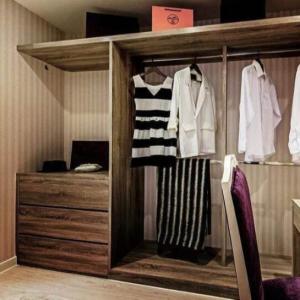 China Farmhouse Wooden Walk In Closet Melamine Board Wardrobe OEM wholesale