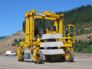 China High Efficiency Mobile Gantry Crane Carries Large Stone Molds wholesale