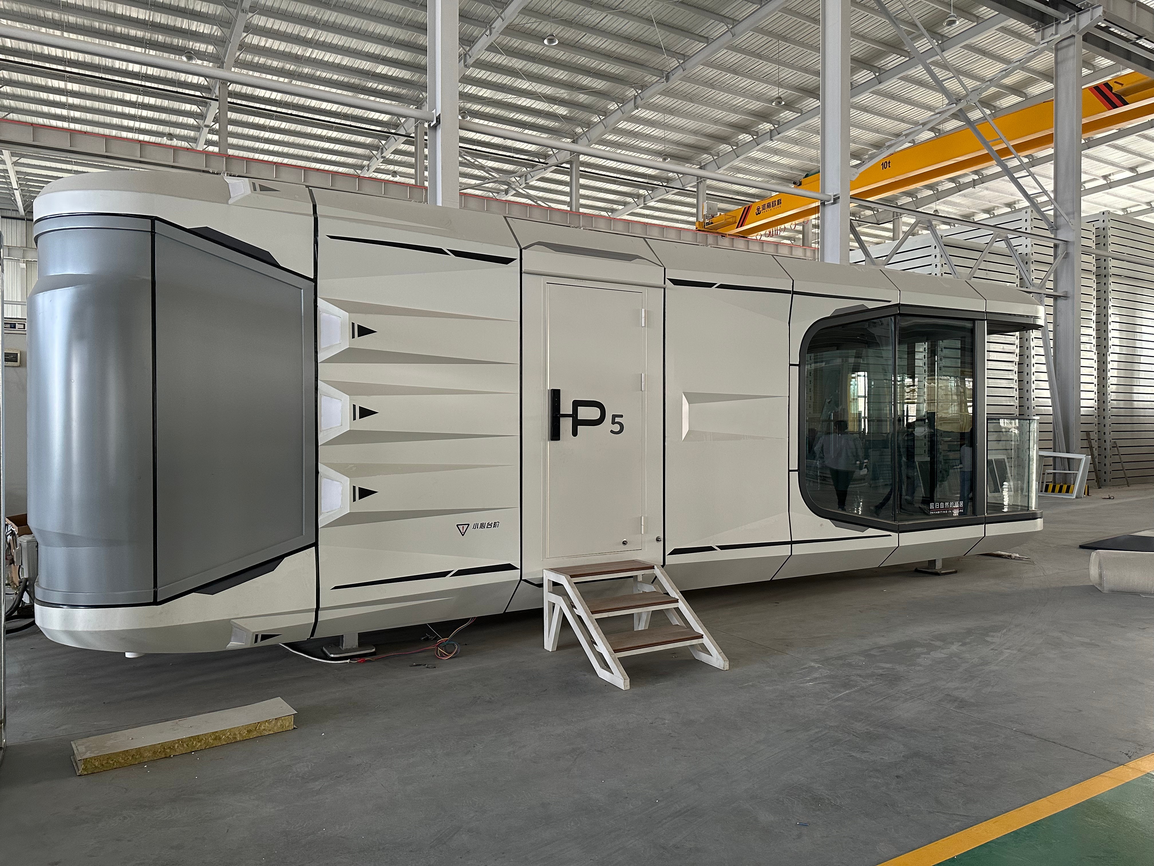 China Professional Manufacture Outdoor Unique Spaceship Design Tiny Prefab House Luxury Modern