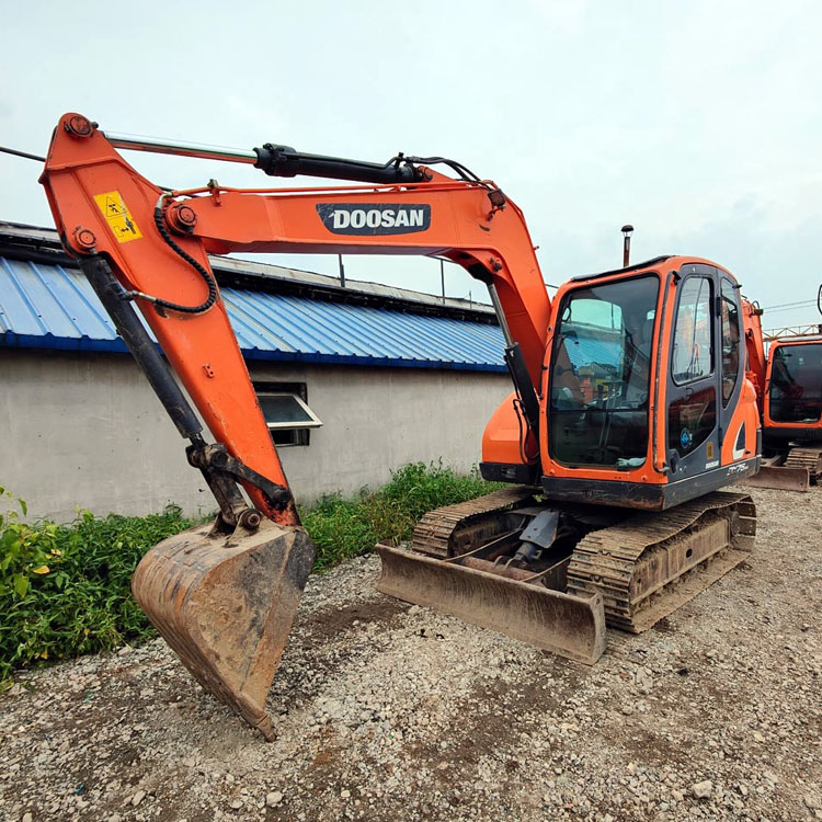 Korea Mini Used Doosan DX75 7.5 Excavator with Original Hydraulic Valve in Shanghai