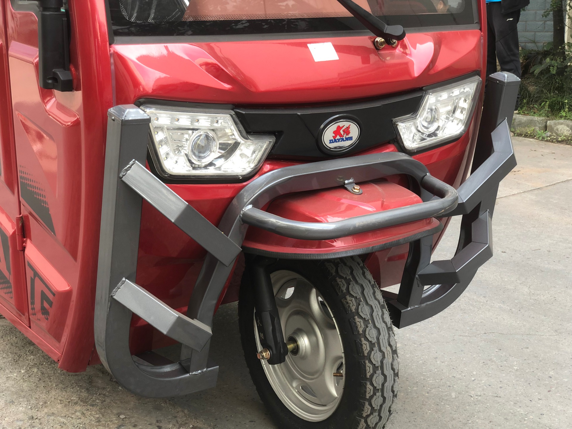 1500w 72V 45A Red Closed Body Electric Cargo Tricycle for Adult Maximum Speed 50-70Km/h