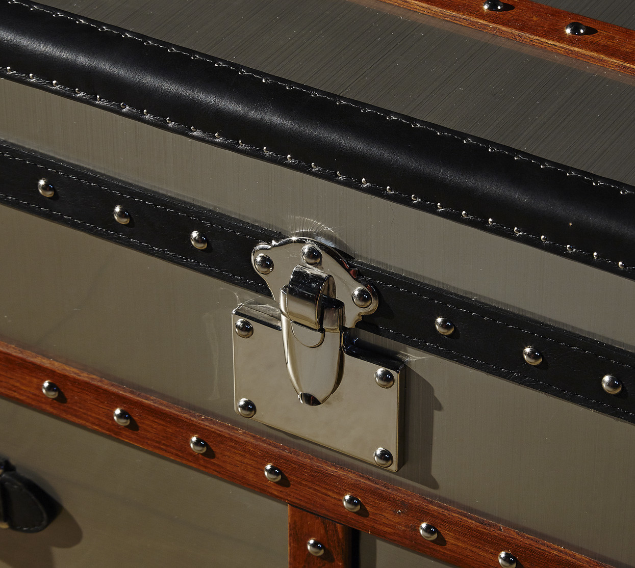 Brush Stainless Steel Side Coffee Table , Antique Vintage Trunk Coffee Table Business Storage
