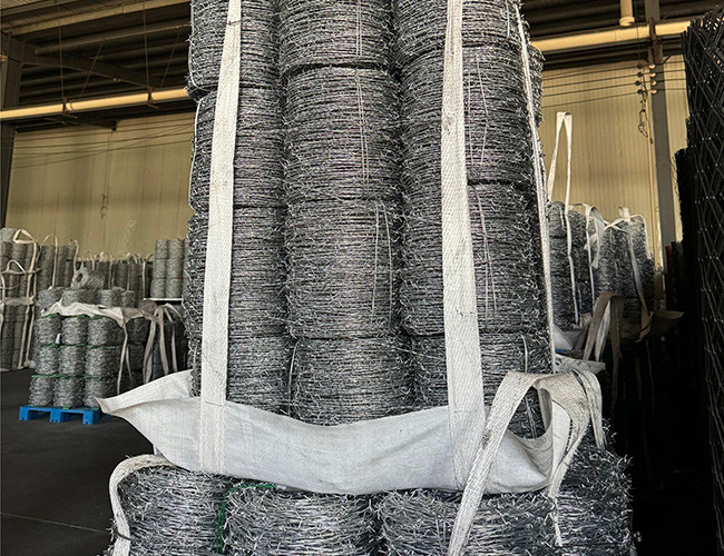 Fence Construction Protection 3or 4inch Barb Distance Electro Barbed Wire