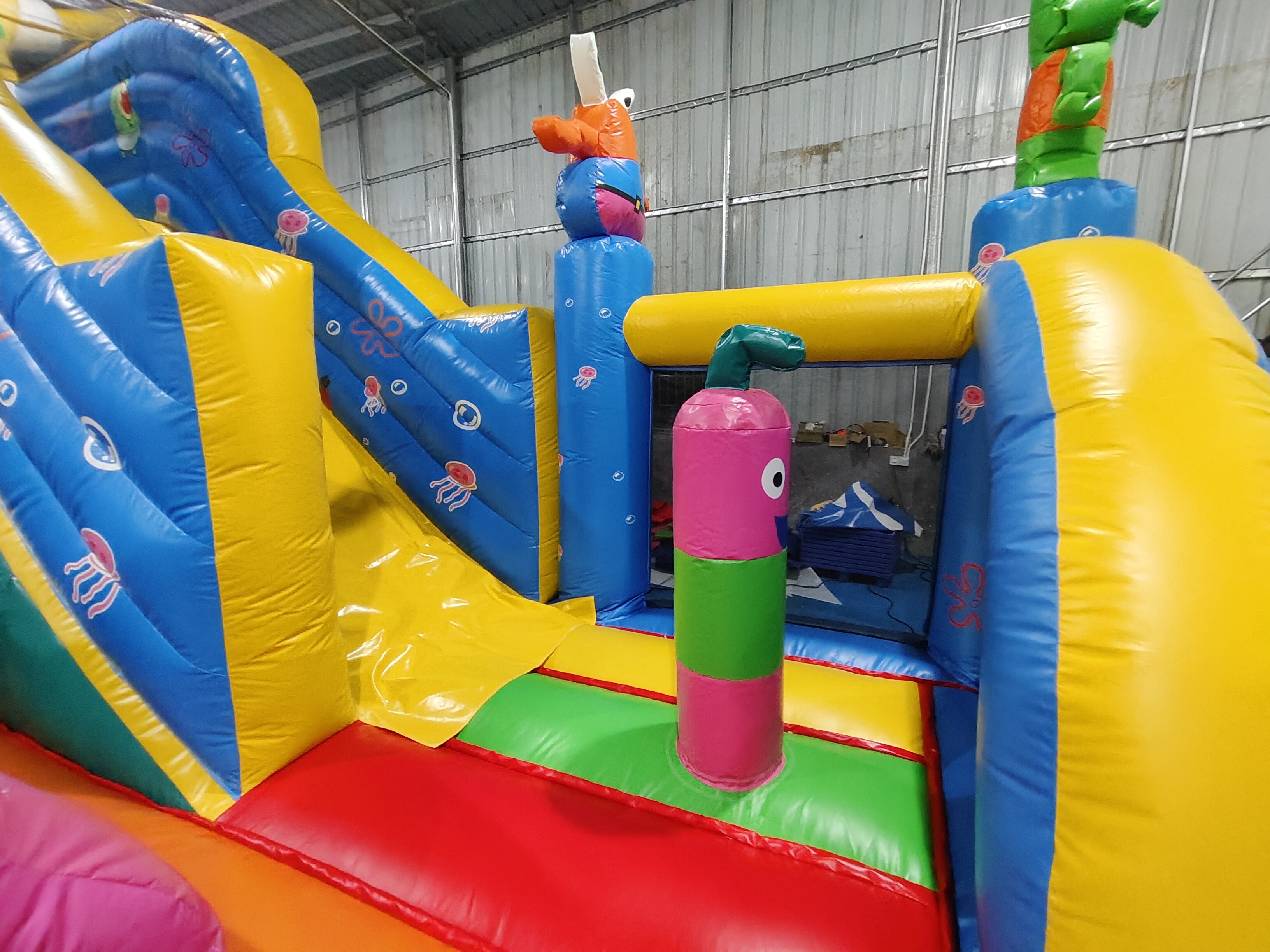 Automatic Move Inflatable Bounce House With Slide SpongeBob SquarePants Inflatable Fun City