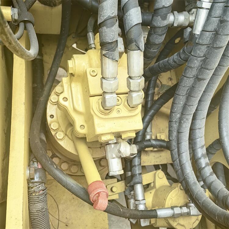 Komatsu130 Used Hydraulic Crawler Machinery Excavator 13 Ton Operating Weight 13000 KG