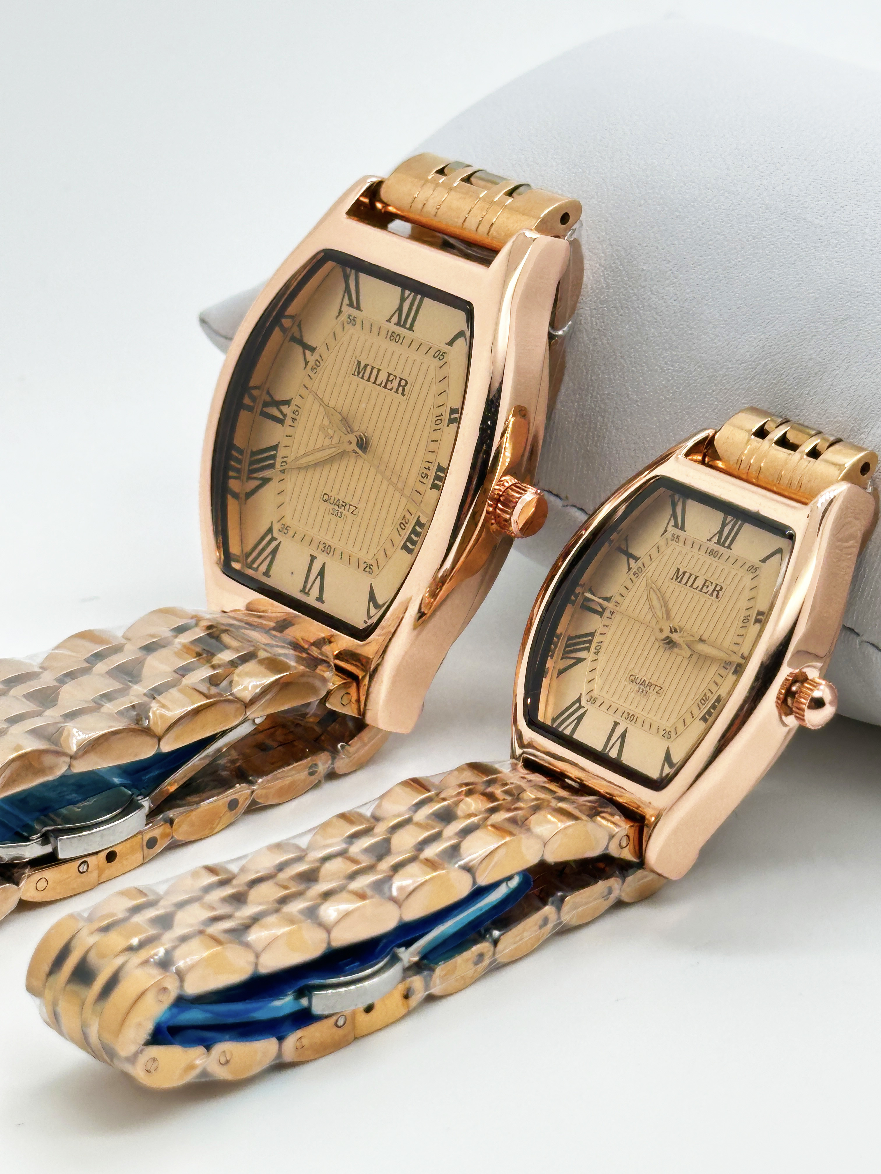 Elegant Analog Quartz Stylish Couple Watch With Stainless Steel Case And Buckle Strap