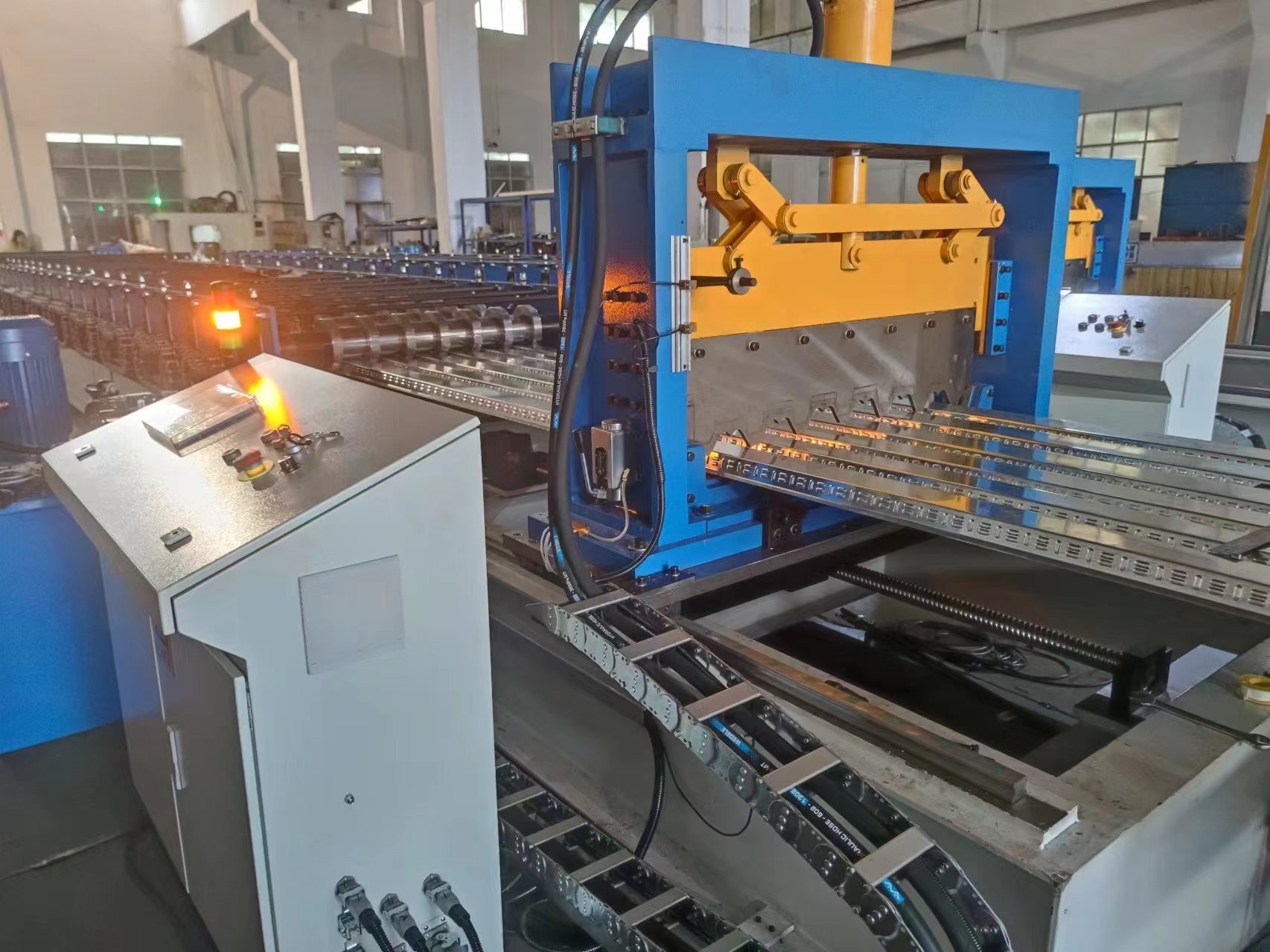 0.8-1.2mm 2'' 3'' Composite Deck Floor Roll Forming Machine Galvanized Steel Metal