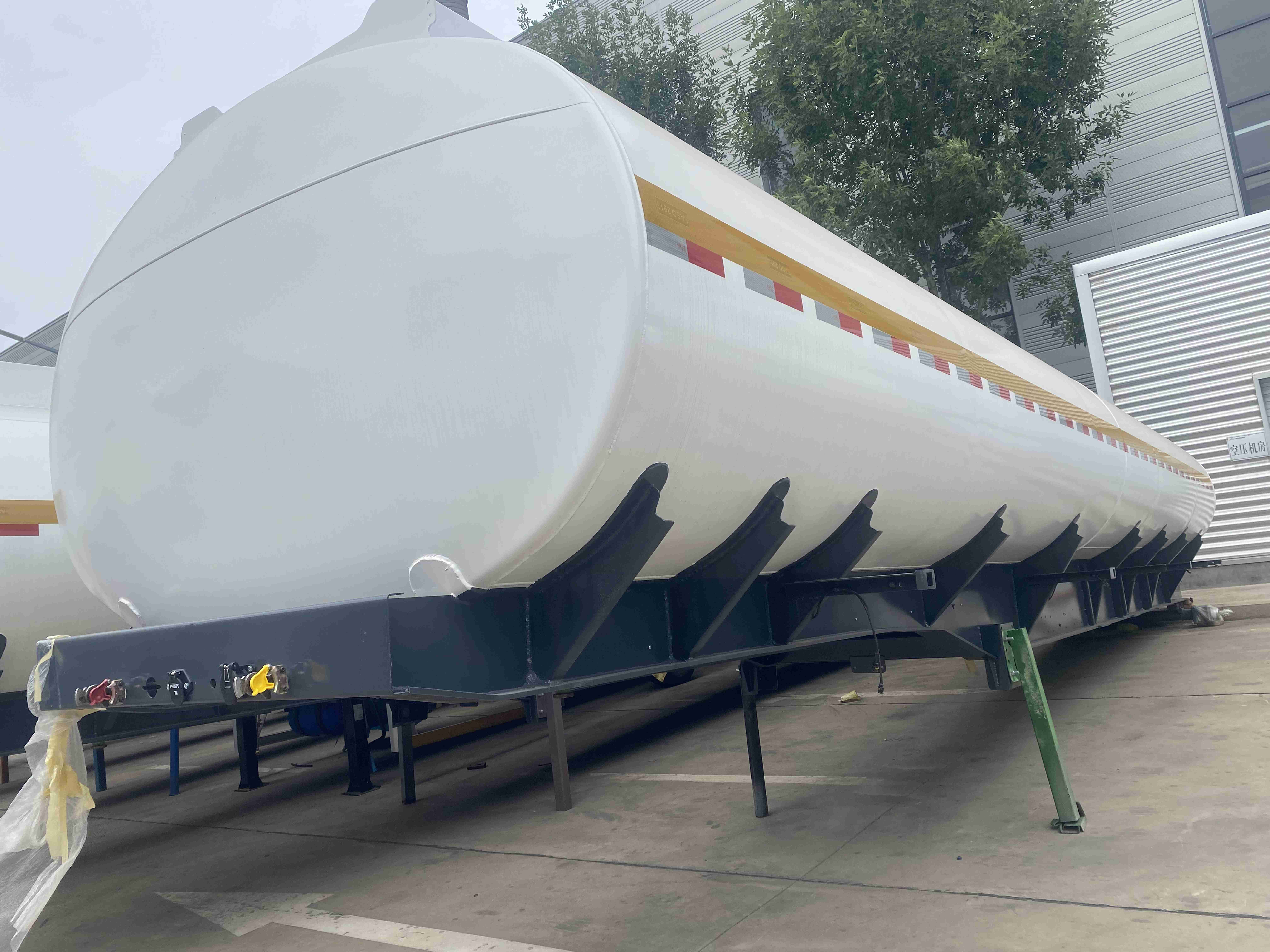 Truck Trailer Solution CIMC Three-Axis Oil Tanker Truck for Safe Transport 30000 kg