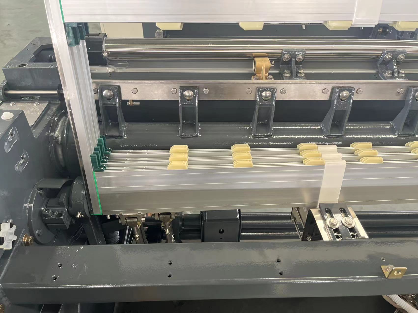 Heavy Duty Water Jet Weaving Machine Loom A TUFS 1000rpm Split High Density